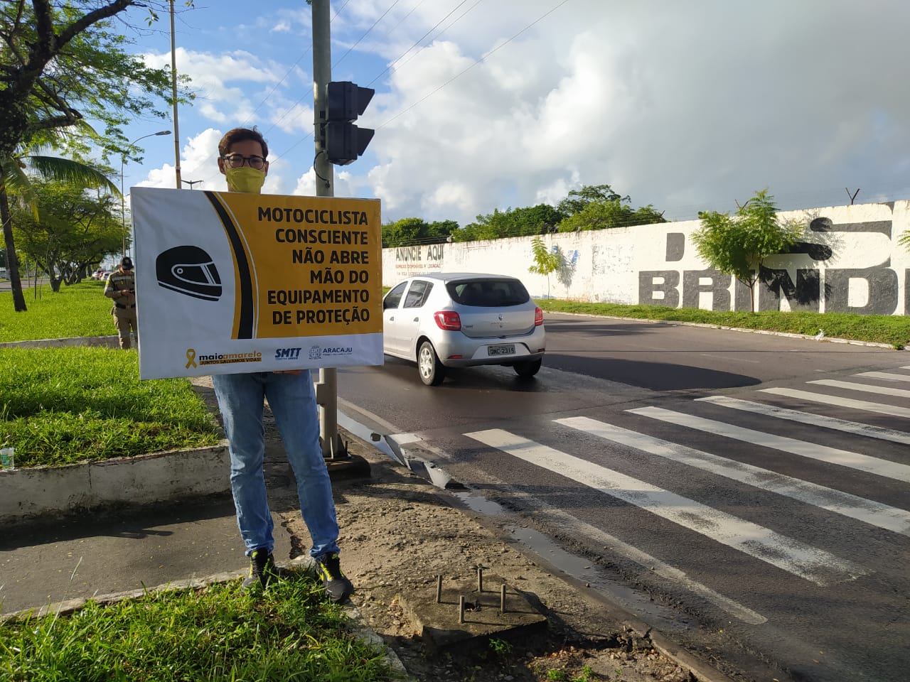 SMTT realiza ação educativa para incentivar uso correto do capacete - SMTT Aracaju